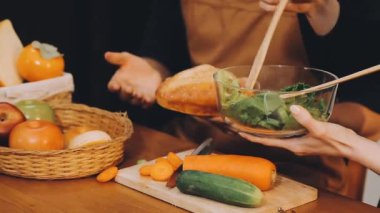 Yakın plan - mutfakta sebze ve baharatlı taze sebze çorbası hazırlayan bir kadın, akşam yemeği, sağlıklı yaşam tarzı, yemek, vejetaryen ve sağlıklı