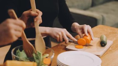 Genç adam mutfakta yemek pişiriyor.