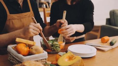 Kapat. Genç çift yemek hazırlıyor..