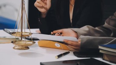 Ofiste çalışan avukat