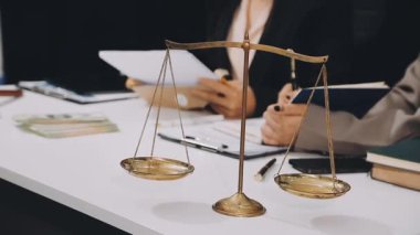 Avukat ya da avukat, avukat ya da yargıç ofiste çalışıyor. Hukuk ve hukuki danışmanlık ve adalet kavramı. Hukuk firması ve hukuk hizmetleri kavramı.