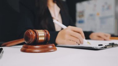 Avukat ya da avukat konsepti. Yargıç Tokmak 'ın ofisinde evrakları var..