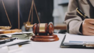 Mahkeme salonunda adaletin terazisiyle avukatın elleri...