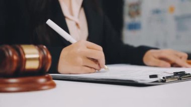 Kadın yargıç tokmağı ofisinde tutuyor.