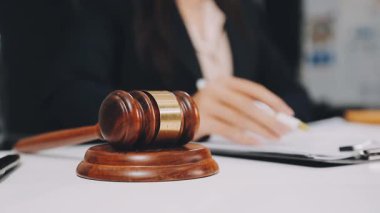 Avukat, hukuk ve adalet kavramı. Yargıç Tokmak ve hukuk kitabı.