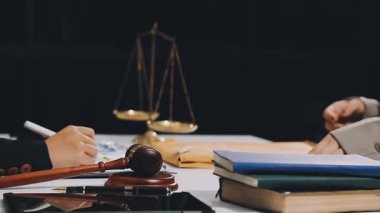 Hakim tokmak ve adalet arka planda, hukuk kavramı