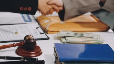 İşadamı kalemle, parayla, sözleşmeyle, sözleşmeyle sözleşme imzaladı