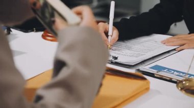 Sözleşmeli olarak çalışan avukat.