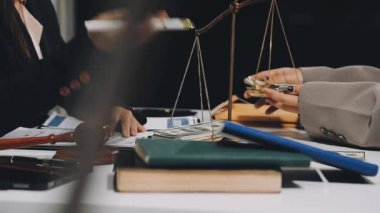 Ofiste çalışan avukat