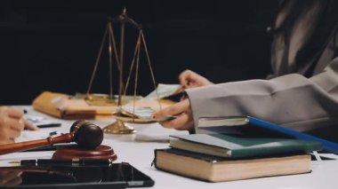 Adalet kavramı. Hakim tokmağı mahkeme salonunda, yasal konsept