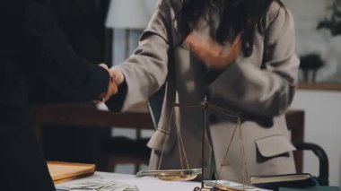 İş kadınının erkek yargıçla el sıkışması.