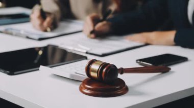 Ofiste çalışan bir iş adamı.