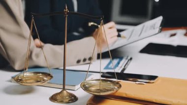 Tokmakla adalet kavramı, masada çalışan yargıç..