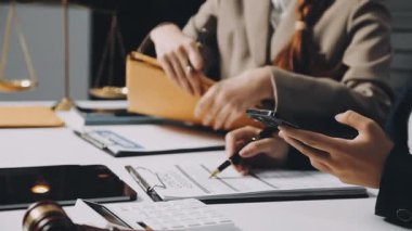 İyi hizmet işbirliği, işadamı istişare ve takım müşteriyle olan erkek avukat ya da Yargıç avukat hukuk ve yasal hizmetleri kavramı