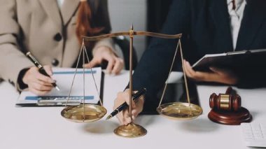 İş ekibi bir kontratı tartışıyor ve tartışıyor.