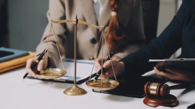 Hukuk bürosunda dizüstü bilgisayarla çalışan yargıç ya da tokmak. Hukuk ve hukuki adalet kavramı.