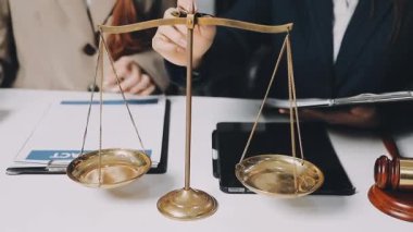 Ofiste çalışan bir avukat. Tokmak, avukat, avukat, terazi, adalet ve hukuki danışmanlık ile hukuki adalet kavramı.