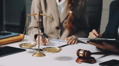 Ofisteki iş kadını elinde dizüstü bilgisayarla çalışıyor..