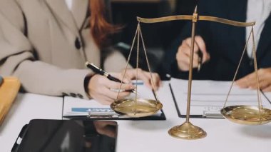 Ofisinde belgeleri olan takım elbiseli bir iş kadını.