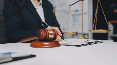 Ofiste yargıçla çalışan iş adamı ya da avukat.