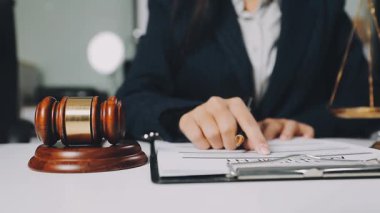 Ofiste çalışan iş kadını avukat, yargıç tokmağı ve avukat belgeleriyle hukuk konsepti, avukat ve yasal belge. hukuk ve savcılık hizmetleri