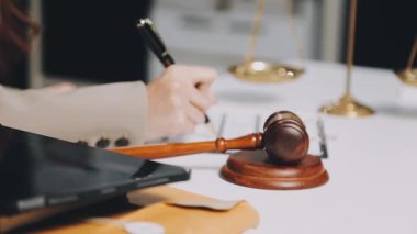 Yargıç tokmak ve terazi..