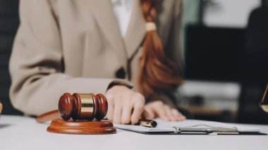 Yargıç Tokmak ve Yargıç Kadın.