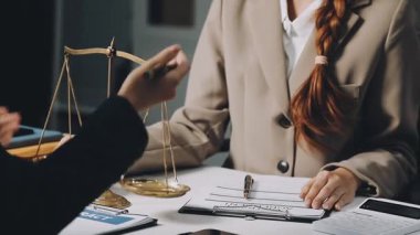 Ofisinde tokmağı olan bir avukat ya da yargıç.