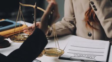 Yargıç tokmağı tutarken ve avukata yasal bir belge hazırlarken...