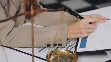 Sözleşmeyi tutan ve imzalayan kadın