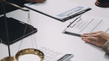 Takım elbiseli iş kadını sözleşmesi