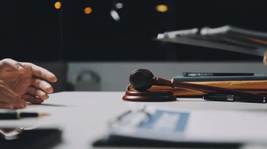 Avukat, evraklarla ve Yargıç Gavin 'le çalışıyor. Avukat, hukuk ve hukuk kavramı. Yasal danışmanlık, hukuk, avukat,