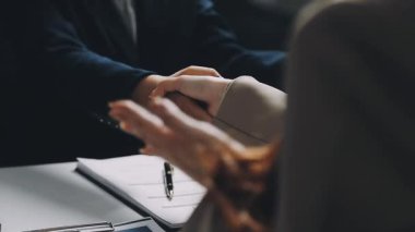 İş Adamları Tokalaşıyor