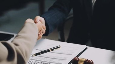 İş adamları el sıkışıyor, sözleşmeyi bitiriyor.