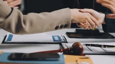 İş adamları ofiste el sıkışıyor, iş toplantısı, iş konsepti