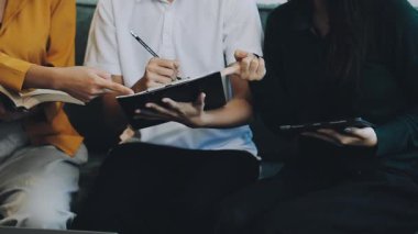 bir grup öğrenci kütüphanede öğreniyor.