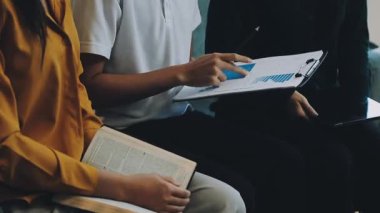 Genç Asyalılar tartışıyorlar ve dizüstü bilgisayar kullanıyorlar..