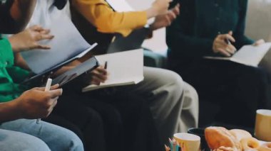 Grup tablet üzerinde çalışan iş adamları