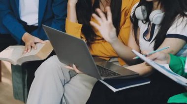 İş ekibi yeni fikirleri tartışıyor