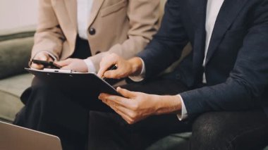 Dizüstü bilgisayarda çalışan iş adamları