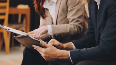 Kapat. Ofiste çalışan iş adamı.