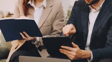 Genç adam ve kadın ofiste çalışıyor.