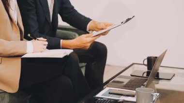 Modern ofiste çalışan iş adamları.