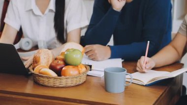 Bir grup genç bir kafede birlikte okuyorlar.