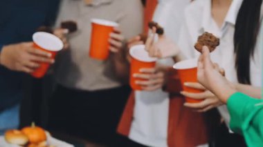 Arkadaşların bira içip evde parti yapmalarını izleriz.