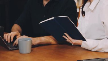 Modern bir ofiste çalışan iş kadını..