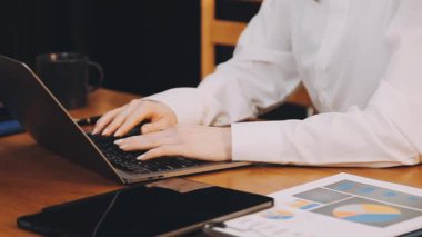 Kafede cep telefonu kullanan kadın