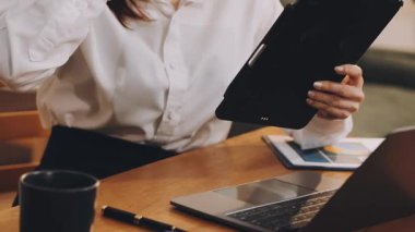 Ofiste dijital tabletle çalışan genç bayan tasarımcı