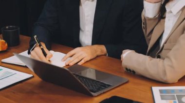 Belgelerle çalışan iş ekibi