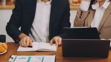 İşadamı ofiste tablet bilgisayar kullanıyor.